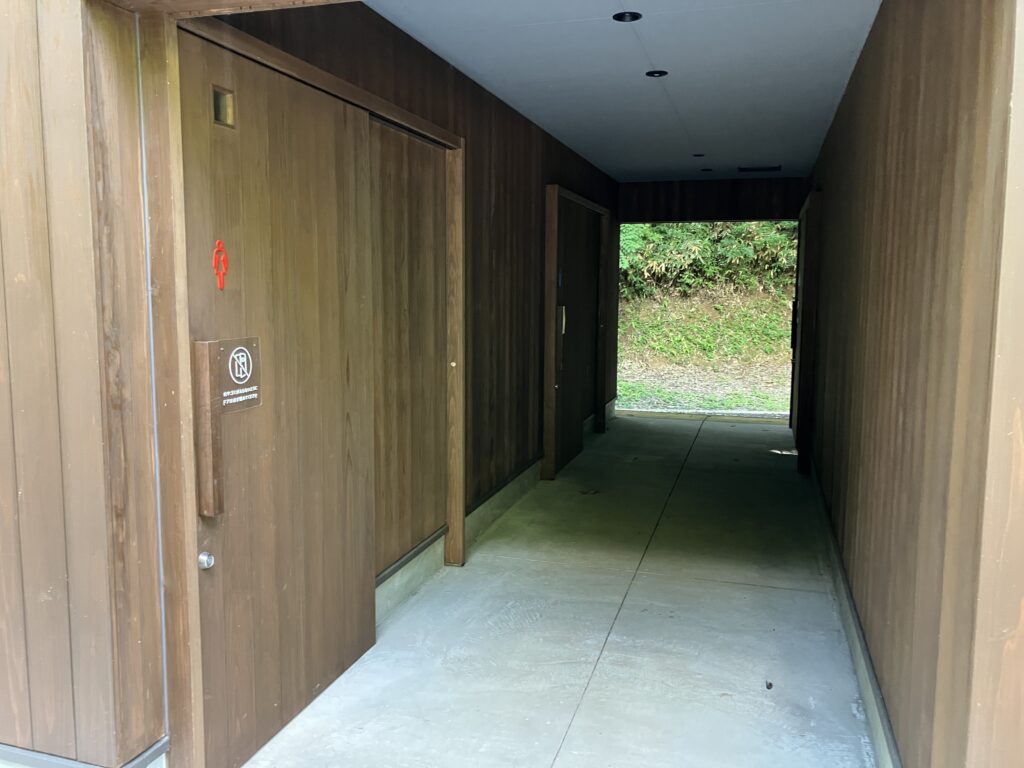 北山キャンプ場_シャワー室外観