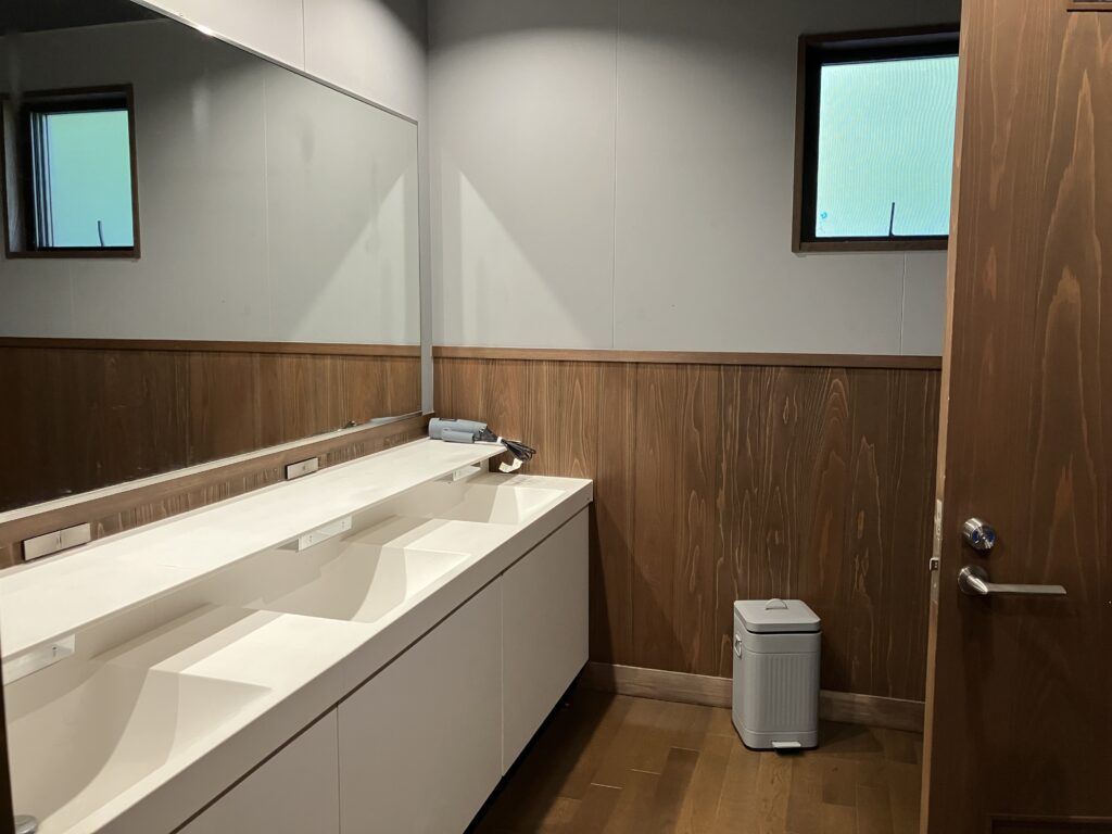 北山キャンプ場_シャワー室洗面台