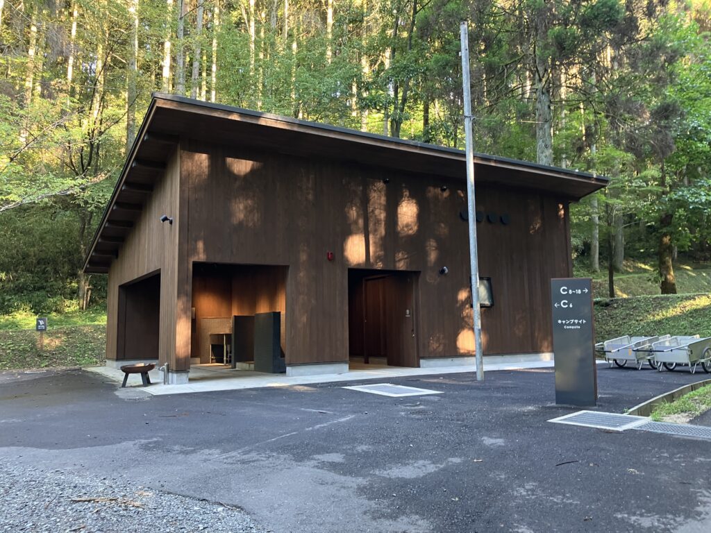 北山キャンプ場_サニタリー棟外観